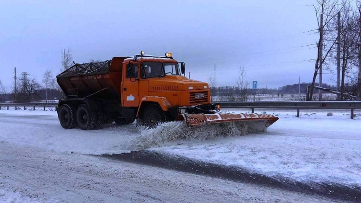 Негода на Вінниччині: дорожні служби та рятувальники ліквідують наслідки