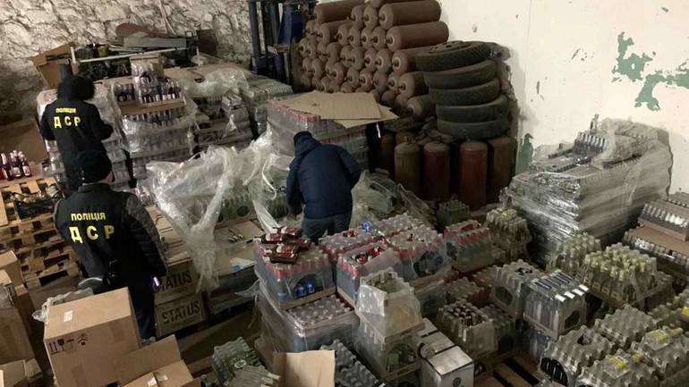 На Вінниччині знайшли 15 тисяч пляшок фальшивого алкоголю