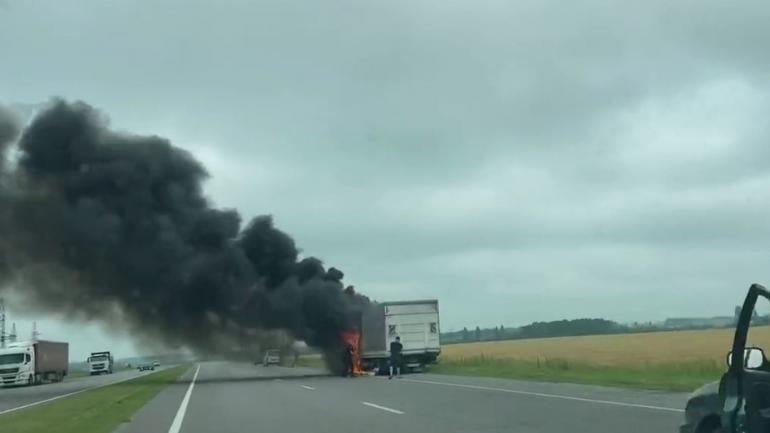 З палаючої кабіни вантажівки ледве врятувався водій
