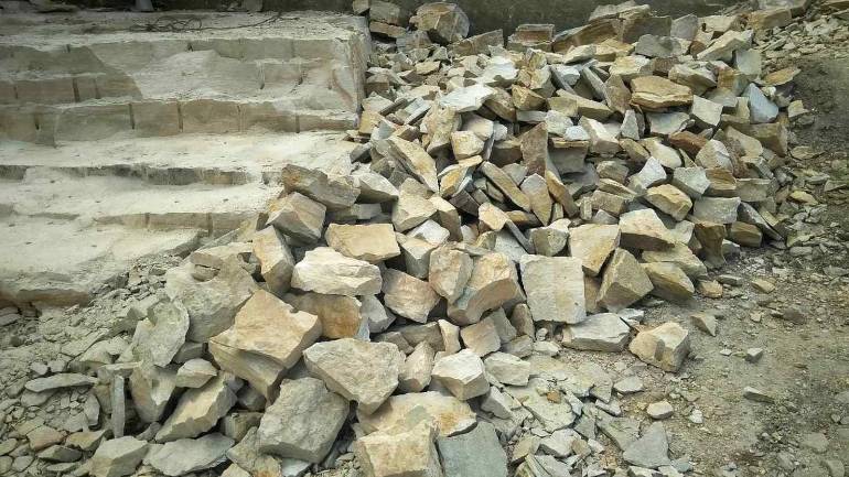 На Вінниччині чоловіки незаконно видобували камінь