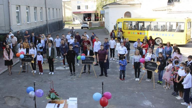 На базі школи, де вчителі захворіли на COVID-19, Немирівський голова Віктор Качур організував масові урочистості