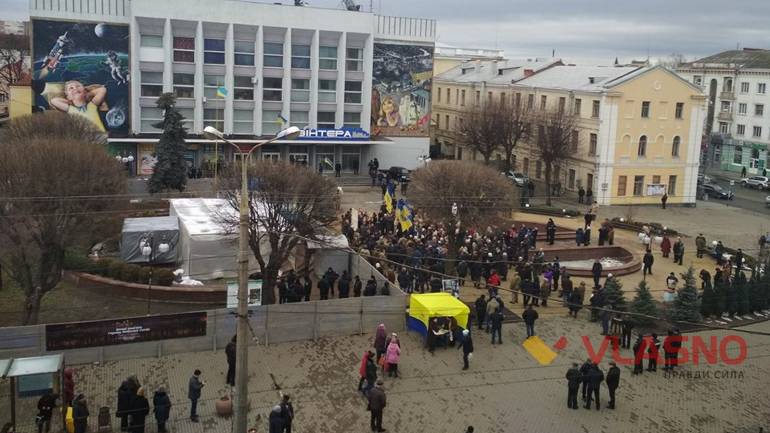 Вінничани вийшли на майдан на захист погруддя Тараса Шевченка (ОНЛАЙН-ТРАНСЛЯЦІЯ)