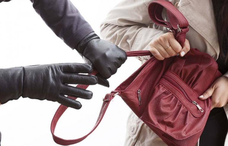 З балончика в очі: у Ямполі затримали підозрювану в грабежі