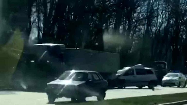 На виїзді з Вінниці водій мікроавтобусу врізався в автобус та вантажівку