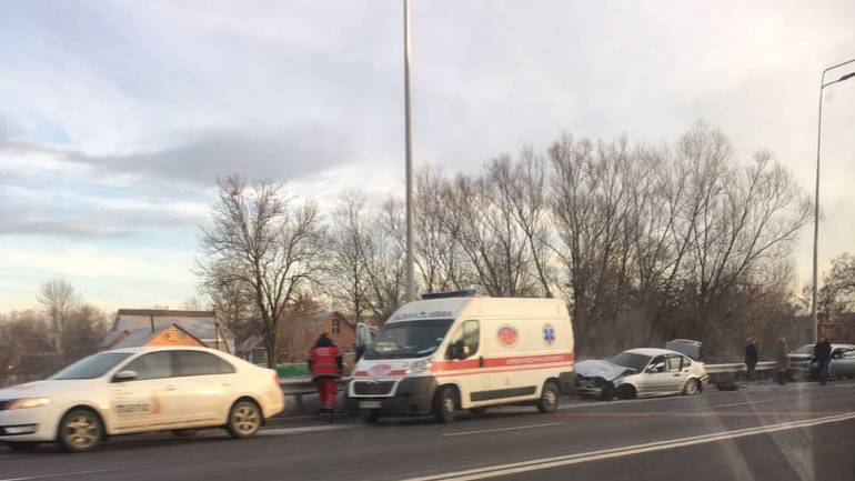 Під Вінницею дві автівки врізалися у відбійник: пасажирку госпіталізували