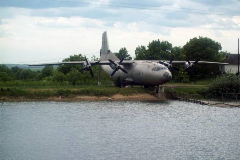 бойовий літак АН-12 у селі Високе на Вінниччині фото