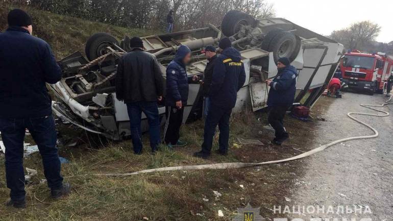 Перекинувся автобус: 12 жінок у лікарні