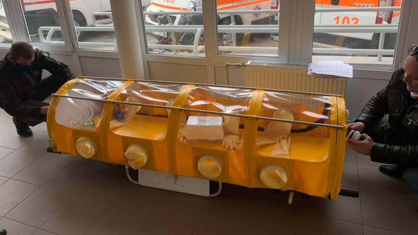 На Полтавщині створили герметичну капсулу для транспортування хворих на COVID-19