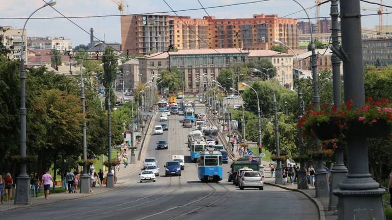 Зупинка руху транспорту і обрив контактної мережі коштуватиме водіям 80 тисяч гривень