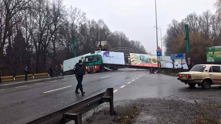 Водій вантажівки з піднятим причепом зачепив рекламний щит у Вінниці