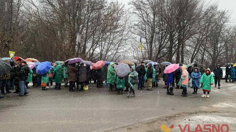 На Вінниччині селяни перекрили трасу міжнародного значення і оголосили безстрокову акцію (ОНЛАЙН-ТРАНСЛЯЦІЯ)