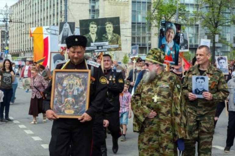 священик під час ходи паломників фото