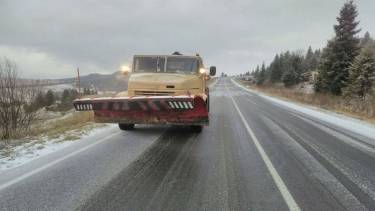 Вночі на вінницьких дорогах працювало понад 130 дорожників та 108 дорожніх машин
