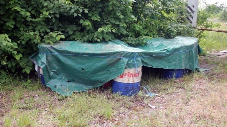 Село на Калинівщині залишили "на бочках" з невідомою рідиною з їдючим запахом