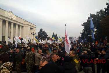 Під стінами Верховної Ради затишшя: люди чекають голосування депутатів