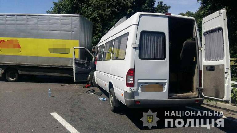 На Вінниччині мікроавтобус зіштовхнувся з вантажівкою: вісім чоловік забрала &laquo;швидка&raquo;