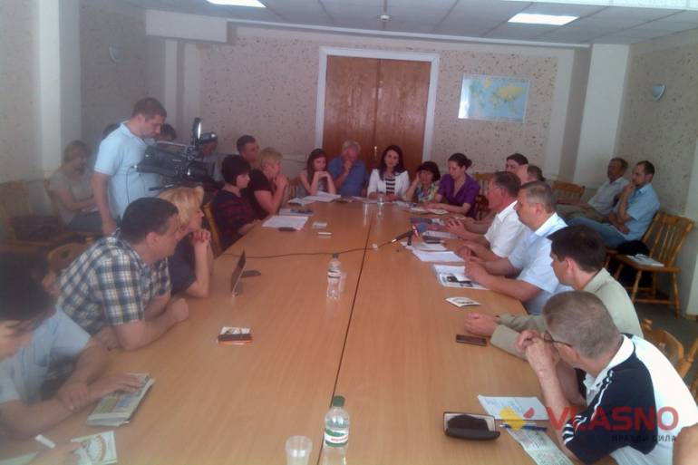 круглий стіл "Роль та відповідальність засобів масової інформації" фото