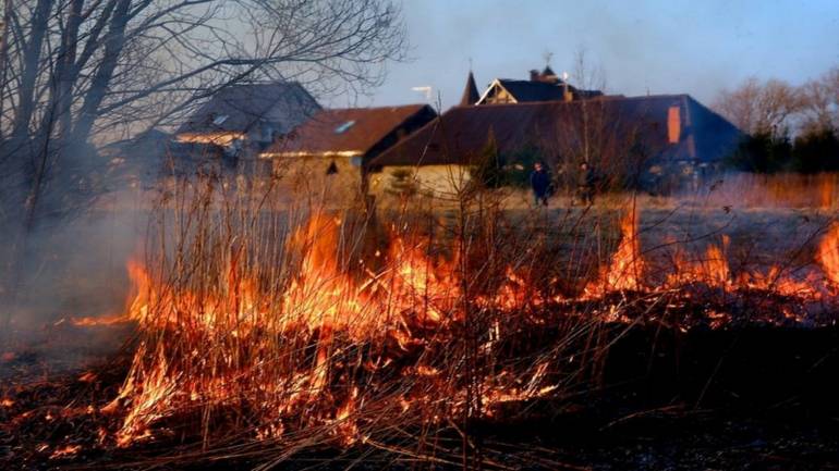 Українцям розповіли куди звертатись, якщо сусіди палять сміття