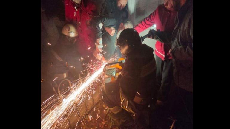 &laquo;Залізна пастка&raquo;: рятувальники визволили вінничанина, який впав животом на арматуру