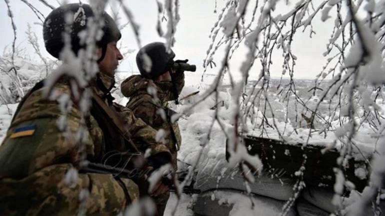 На Донбасі бойовики обстрілюють прифронтові села