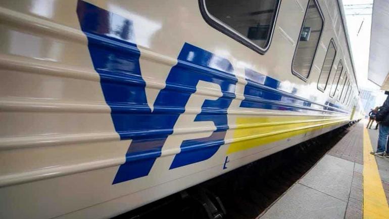 На Вінниччині службові вагони підвозять медиків, поліцейських, рятувальників, залізничників до місця роботи