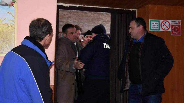&laquo;Тітушки в рясах&raquo; спровокували бійку на мирному зібранні вінницьких селян (ВІДЕО)