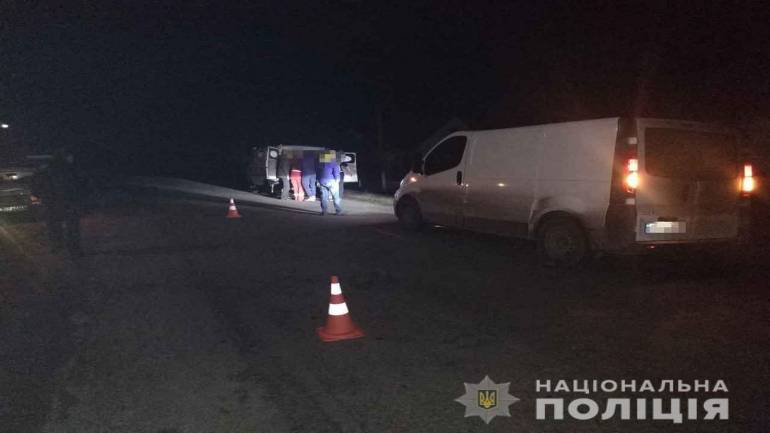 На Вінниччині Opel наїхав на чоловіка, що лежав на дорозі