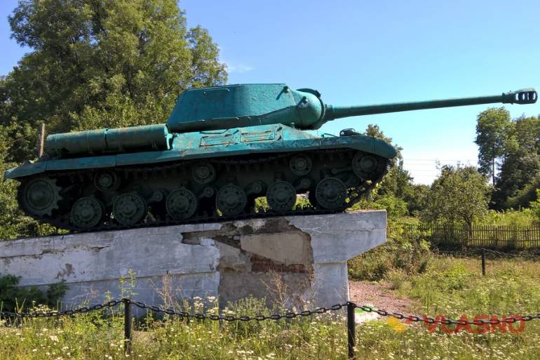 танк у селі Довжок фото