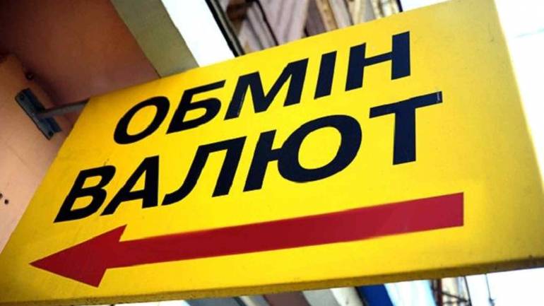 Валюти в обмінниках майже немає, продукти масово не скуповують: як вінничани готуються до воєнного стану