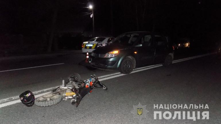 На Вінниччині водій моторолера потрапив до лікарні після зіткнення з авто