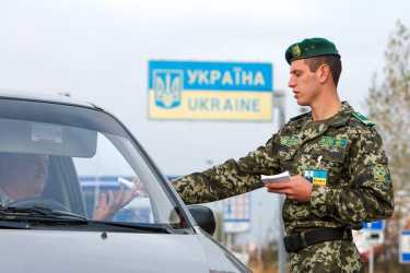 Українці масово виїжджають на роботу в інші країни