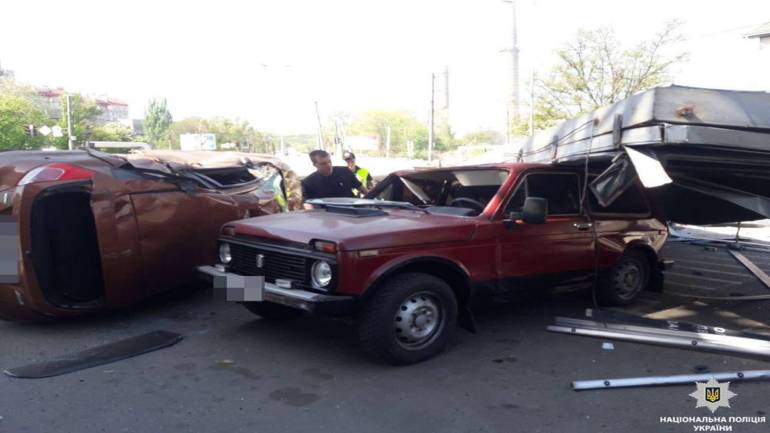 У Дніпрі вантажівка протаранила понад 10 авто, є загиблий і поранені (ФОТО)
