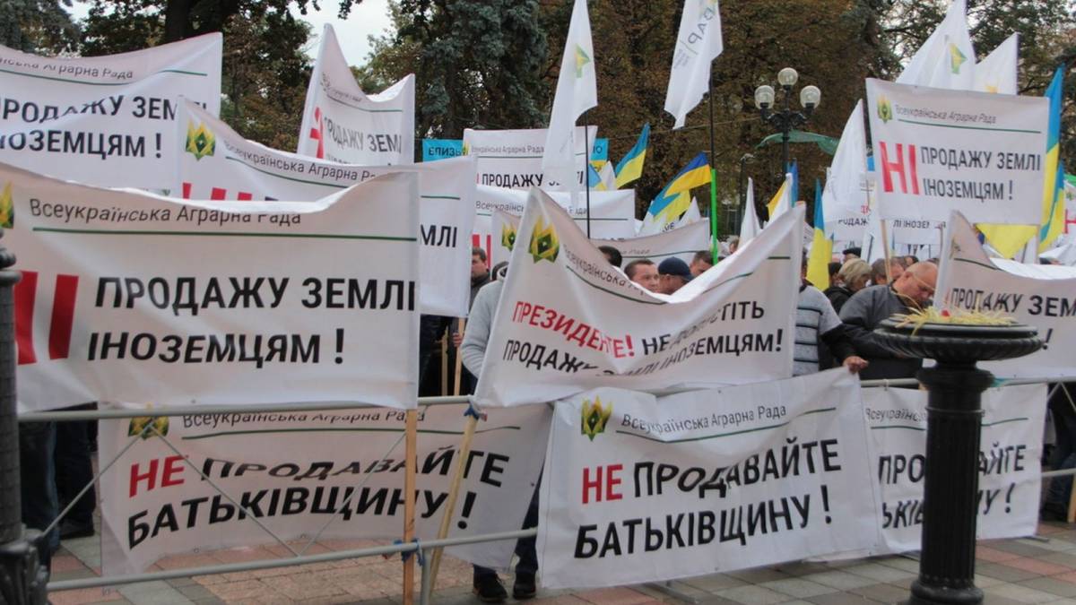 У Києві поліцейські намагаються заспокоїти мітингувальників під Верховною Радою