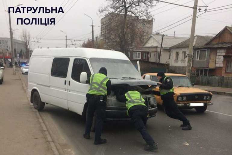 Посеред білого дня у Вінниці спалахнув &laquo;Форд&raquo;
