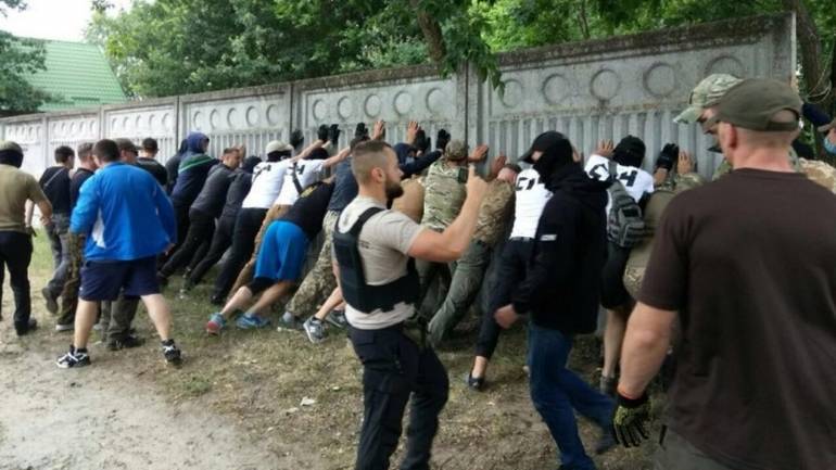 Націоналісти знесли паркан екс-регіонала
