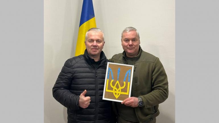 Командувач ОС ЗСУ Сергій Наєв отримав подарунок від пацієнтів Запорізької обласної клінічної дитячої лікарні