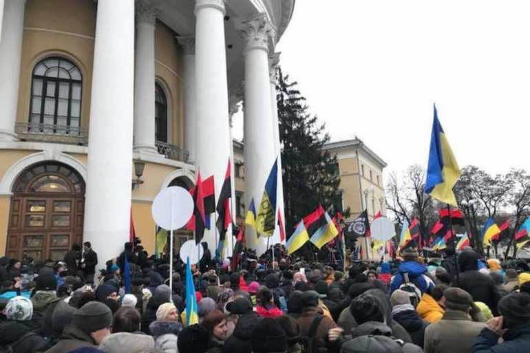 У Києві відбувається штурм Жовтневого палацу