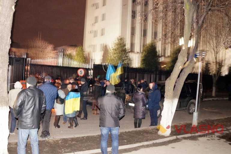 Безсонна ніч під СБУ: активісти готуються до пікету Вінницької ОДА (ФОТО) 