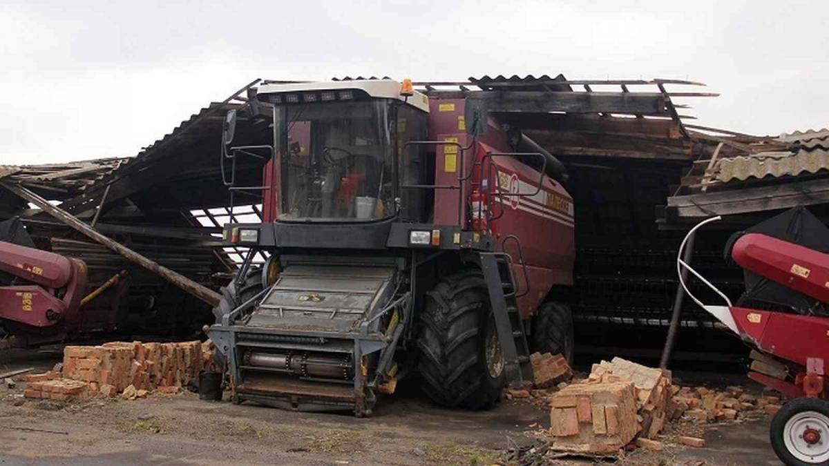 На Вінниччині через сильний вітер під завалами опинилася сільськогосподарська техніка
