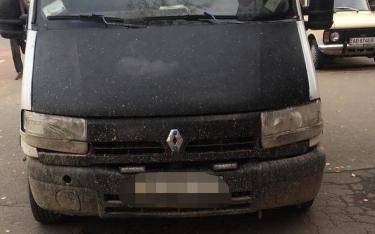 На вінничанку наїхала автівка, з якої вийшов водій