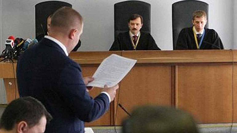 В знак протесту юристи Януковича покинули залу суду