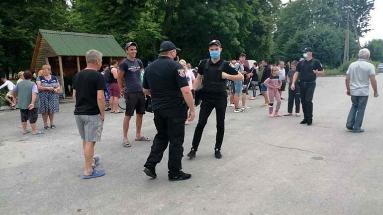 Кирнасівчани заблокували рух трактора, який хоче виїхати з території цукрозаводу