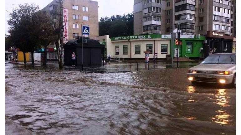 Через грозу вінницьку Вишеньку залило водою (ВІДЕО)