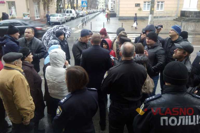Вінницькі активісти пікетували поліцію та вимагали звільнити затриманих добровольців (ФОТО)