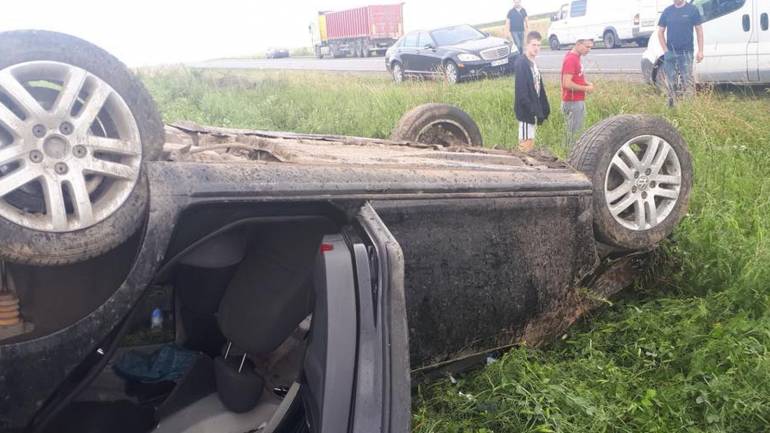 На Львівщині перекинулась автівка: є постраждалі