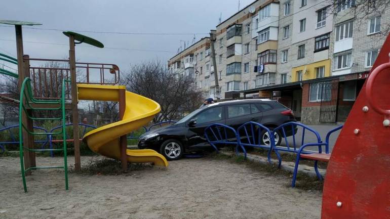 У Вінниці водій в'їхав у паркан дитячого майданчику