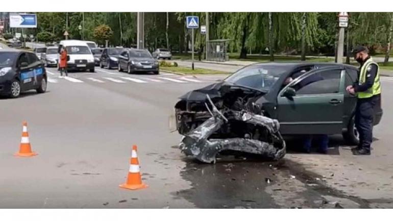 Аварія на Вишеньці: жінка з дівчинкою на тротуарі дивом залишились живі