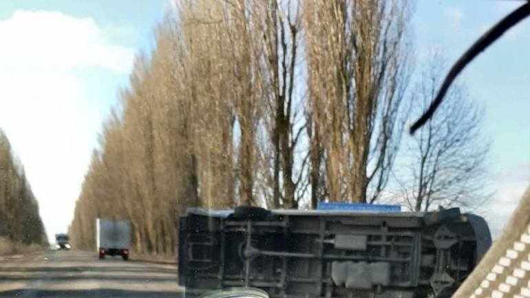 На Вінниччині вантажівка перекинулася і перекрила рух