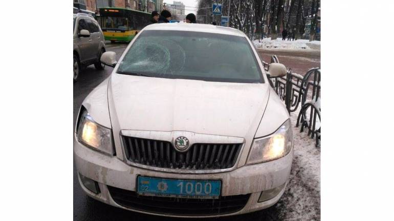 Правоохоронець за кермом службового авто збив неповнолітню вінничанку на зебрі