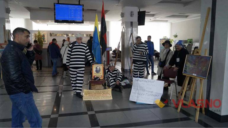 &laquo;Тітушки&raquo;  брутально викинули нас з міськради&raquo;  &ndash; вінницькі пікетувальники
